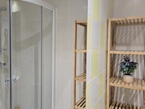 Ducha, secador de pelo y toallas