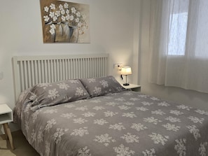 2 bedrooms, iron/ironing board, Internet, bed sheets