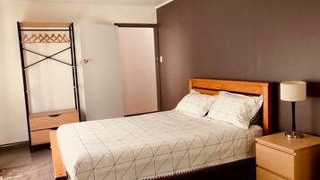 2 slaapkamers, een bureau, een strijkplank/strijkijzer, beddengoed