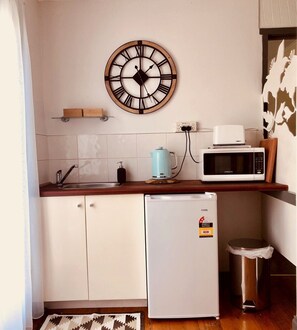 Refrigerador, microondas, tetera eléctrica y tostadora 