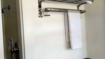 Basic Apartment | Bathroom