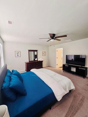 5 habitaciones, tabla de planchar con plancha, wifi y ropa de cama