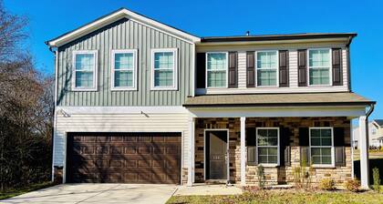 Spacious 5-bedroom house with WiFi and AC in charming Winston-Salem