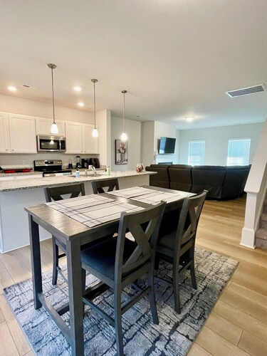 Spacious 5-bedroom house with WiFi and AC in charming Winston-Salem