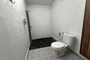Phòng Deluxe | Phòng tắm | Dép đi trong nhà, xà phòng, dầu gội 