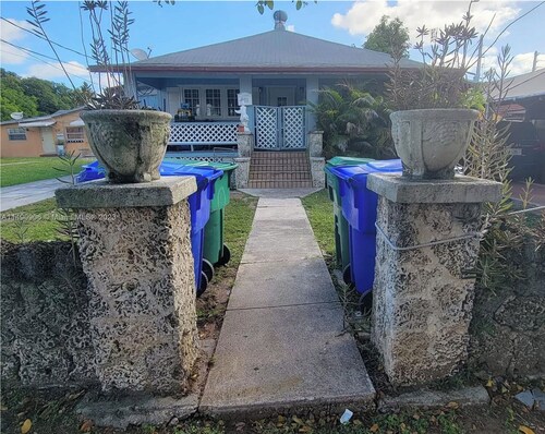 Affordable bedroom with private bathroom in Miami, Little Havana C3