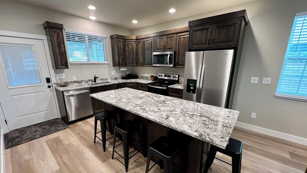 Fridge, microwave, oven, stovetop - Charming cabin with WiFi - perfect for a cozy getaway (Smoot)