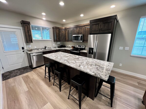 Réfrigérateur, four à micro-ondes, un four, surface de cuisson