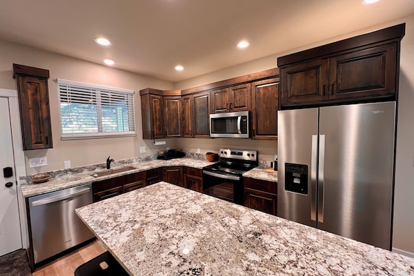 Frigorífico, microondas, horno y placa de cocina