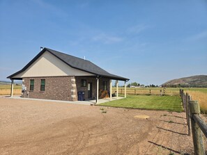 Il s’agit d’un bâtiment d’un seul étage, doté d’une façade en briques et d’un toit à deux versants, et comprenant une véranda couverte.