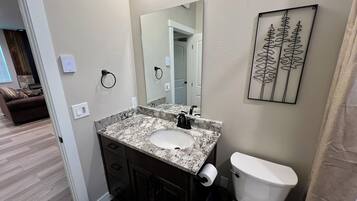 提供毛巾、番梘、廁紙