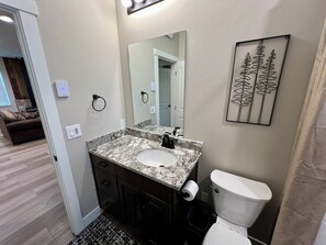 Serviettes fournies, savon, papier de toilette