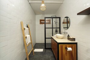 Shower, free toiletries, hair dryer, towels - The Soho Loft by Pertama Management  (Pecatu)