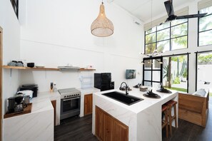 Villa, 2 slaapkamers, uitzicht op zwembad | Privékeuken | Een microgolfoven, een kookplaat, kookgerei, borden en bestek