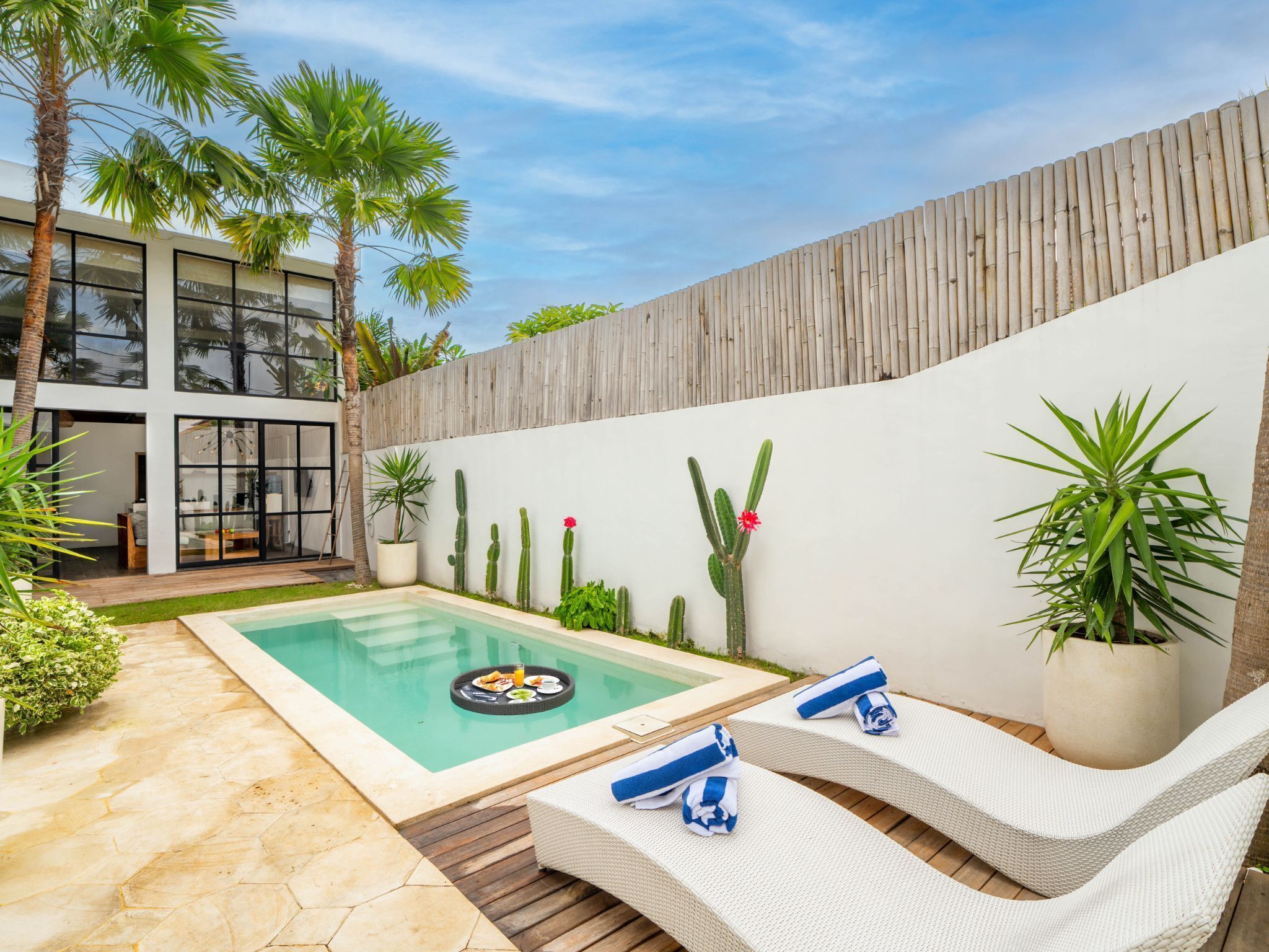 Una piscina al aire libre