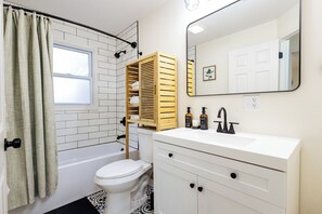 Dusj, håndklær, såpe og toalettpapir