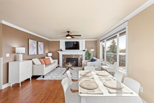 Renton Lakeside Oasis, Lakeview, 4B 2.5B, Spacious