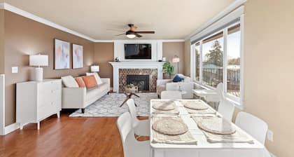 Renton Lakeside Oasis, Lakeview, 4B 2.5B, Spacious