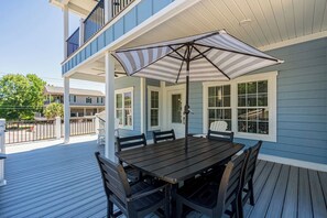 Outdoor dining - Luxury Family Oasis in OL, Outdoor TV and Elevator! (Myrtle Beach)