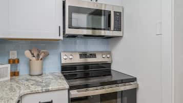 Geladeira, micro-ondas, cooktop, lava-louças