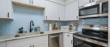 Kühlschrank, Mikrowelle, Herdplatte, Geschirrspüler