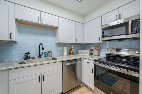 Fridge, microwave, stovetop, dishwasher