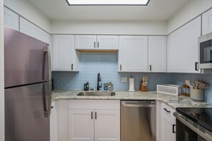 冷蔵庫、電子レンジ、コンロ、食器洗い機