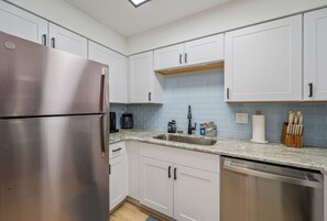 Een koelkast, een microgolfoven, een kookplaat, een vaatwasser