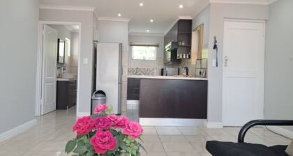 Welcoming apartment with ocean view in peaceful Gordon's bay