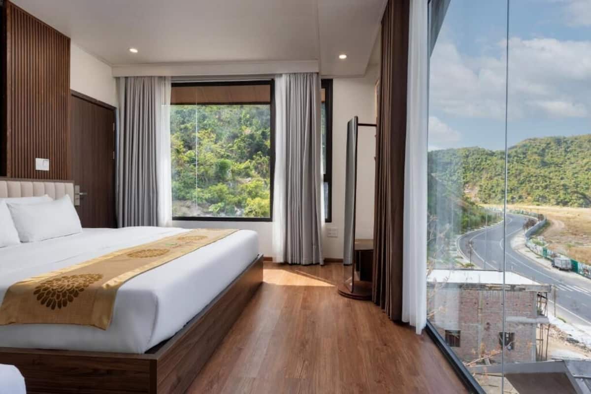 3 bedrooms, desk, laptop workspace, free WiFi
