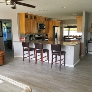 Kjøleskap, mikrobølgeovn, ovn og kokeplater