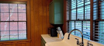 Charming 1-bedroom house in Metcalfe with modern amenities and a vintage vibe