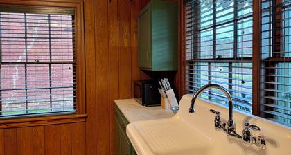 Charming 1-bedroom house in Metcalfe with modern amenities and a vintage vibe