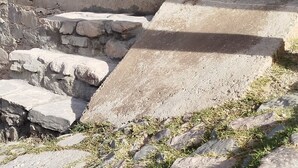 Un bâtiment à l’extérieur blanc, doté d’une fenêtre et d’une porte avec une poignée en laiton.
