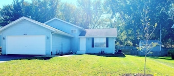Newly updated warm Rockford tri-level house minutes from Bypass 20, I39 and I90!