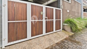 A gated entrance with a metal gate and wooden panels. - Cavara Villa by Kozystay - Ungasan (Ungasan)