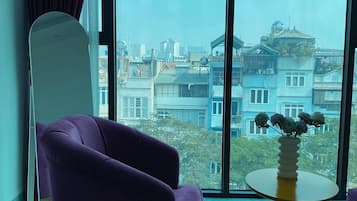 Escritorio, espacio para trabajar con laptop y wifi gratis