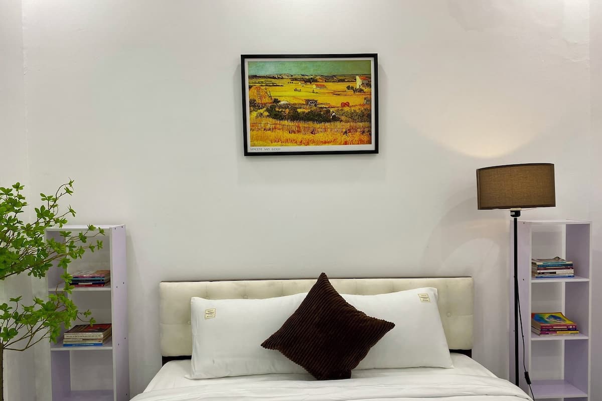 Basic Room, 1 King Bed, Non Smoking, Shared Bathroom | Desk, laptop workspace, free WiFi, bed sheets