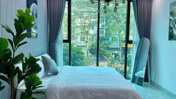 Desk, laptop workspace, free WiFi