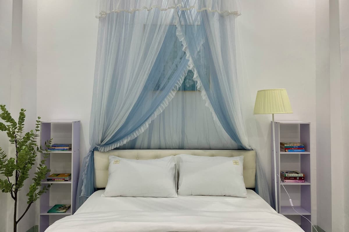 Basic Room, 1 King Bed, Non Smoking, Air conditioning | Desk, laptop workspace, free WiFi, bed sheets