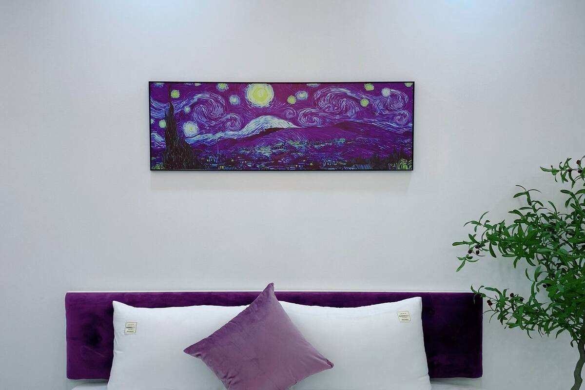 Comfort Room, 1 King Bed, Non Smoking, Shared Bathroom | Desk, laptop workspace, free WiFi, bed sheets