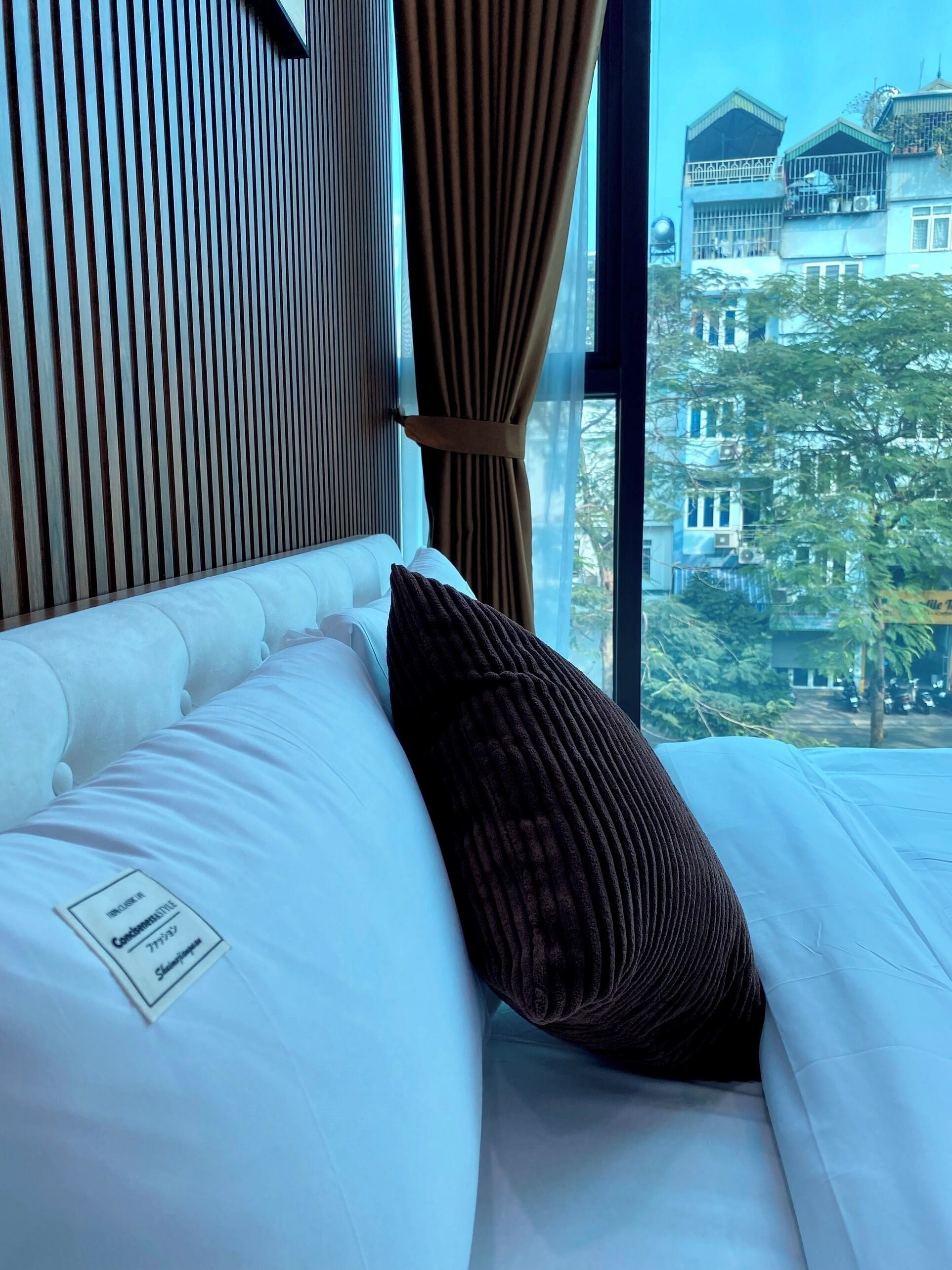Comfort Room, 1 King Bed, Non Smoking, Shared Bathroom | Desk, laptop workspace, WiFi (free), bed sheets