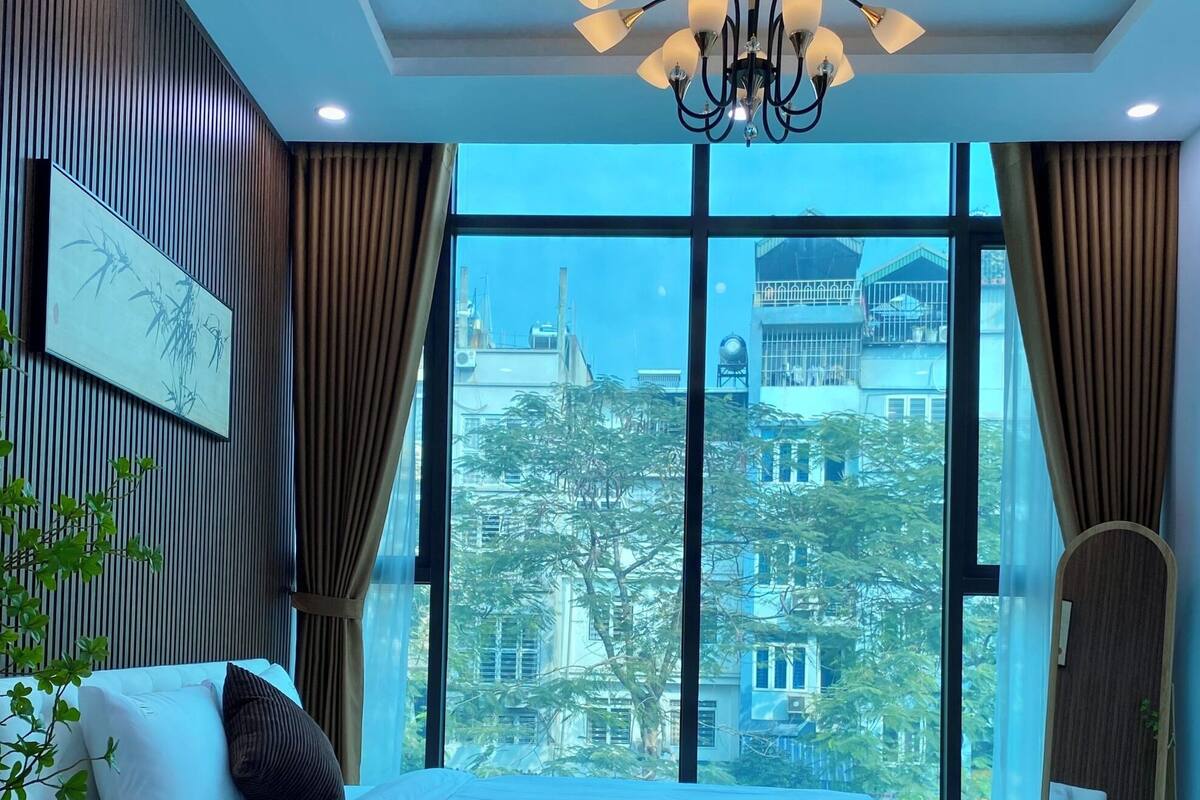 Comfort Room, 1 King Bed, Non Smoking, Shared Bathroom | Desk, laptop workspace, free WiFi, bed sheets