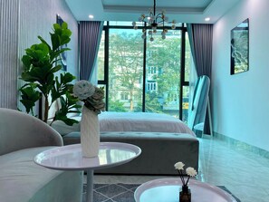 Desk, laptop workspace, free WiFi - Grand C Homestay (Hanoi)