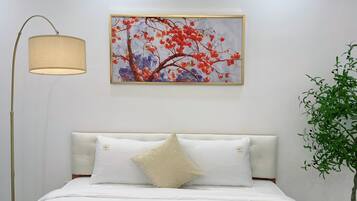 Comfort Room, 1 King Bed, Non Smoking, Shared Bathroom | Desk, laptop workspace, WiFi (free), bed sheets