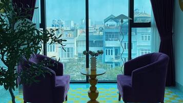 Comfort Room, 1 King Bed, Non Smoking, Shared Bathroom | Desk, laptop workspace, WiFi (free), bed sheets