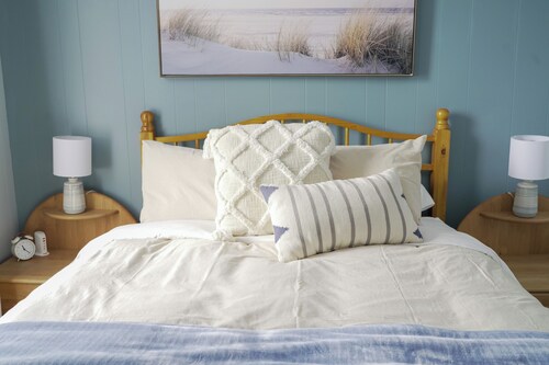 Beachy 3-bedroom upper with WiFi and AC minutes from Lake Michigan