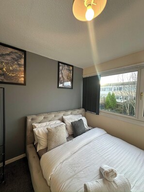 3 bedrooms, desk, WiFi, bed sheets