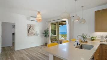 Frigorífico, microondas, horno y placa de cocina