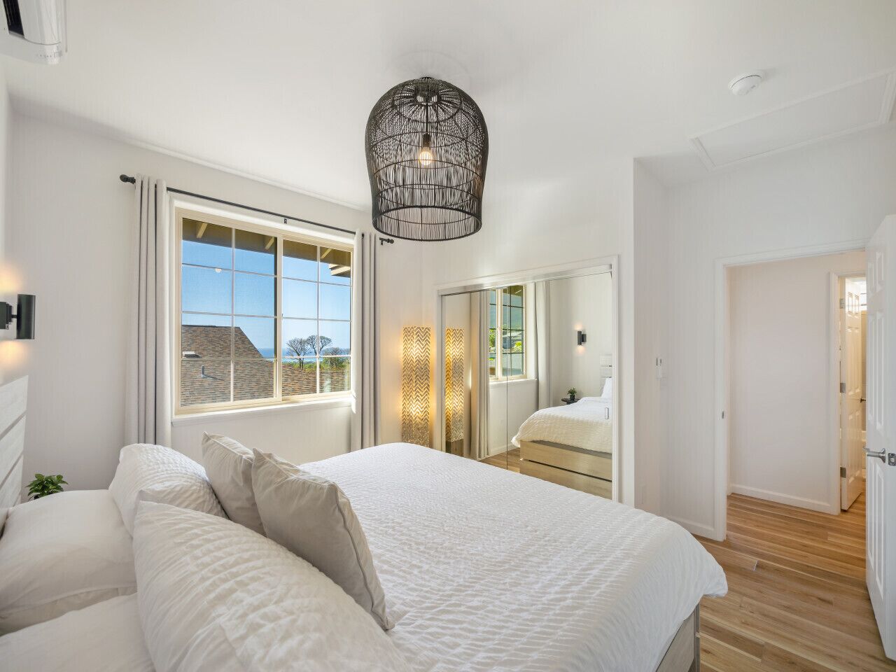 4 bedrooms, desk, iron/ironing board, travel crib